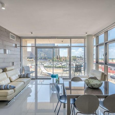 Beautiful Sunny 3 Bedrooms In Font Of The Beach Тель-Авив Экстерьер фото