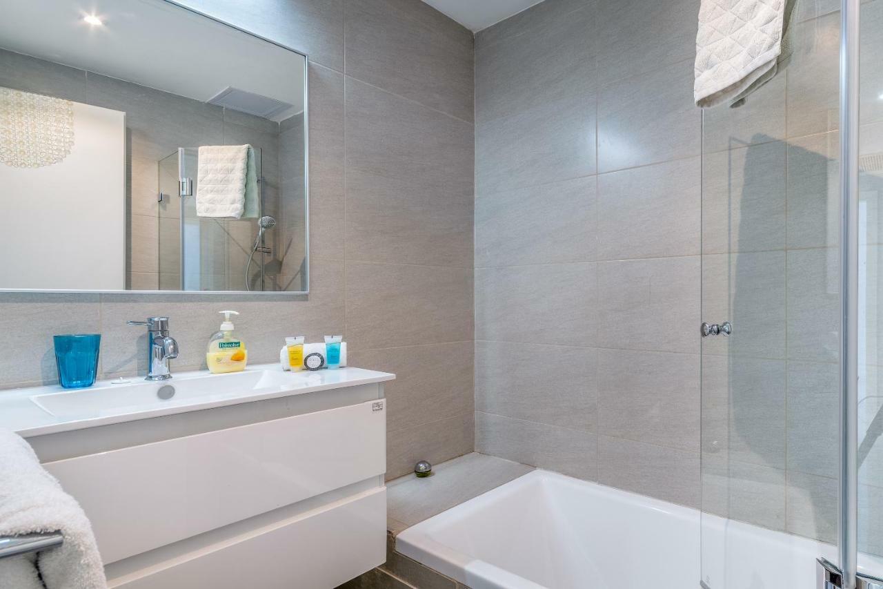 Beautiful Sunny 3 Bedrooms In Font Of The Beach Тель-Авив Экстерьер фото