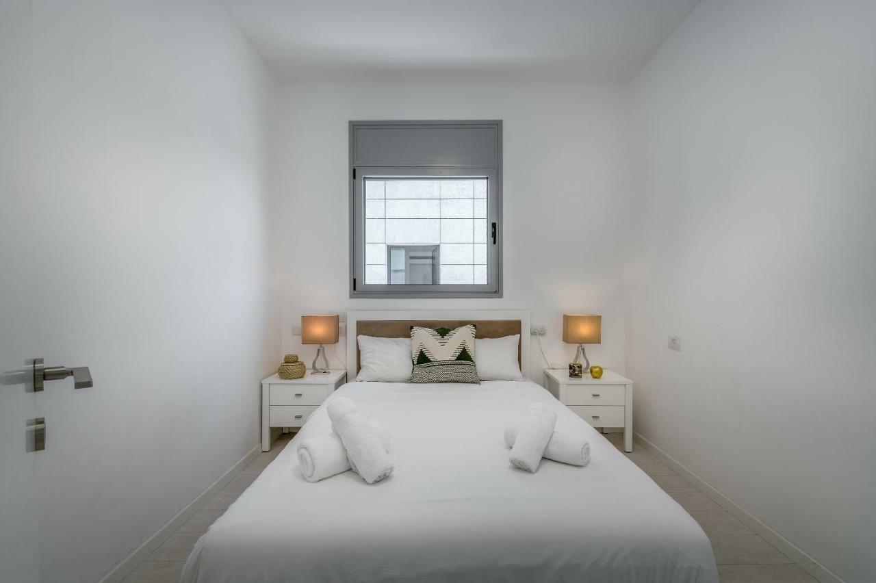 Beautiful Sunny 3 Bedrooms In Font Of The Beach Тель-Авив Экстерьер фото