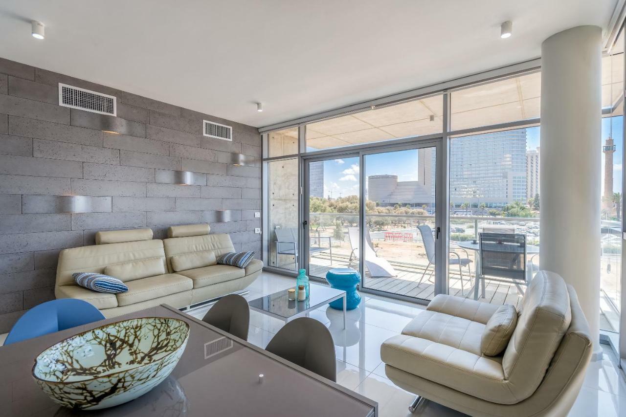 Beautiful Sunny 3 Bedrooms In Font Of The Beach Тель-Авив Экстерьер фото