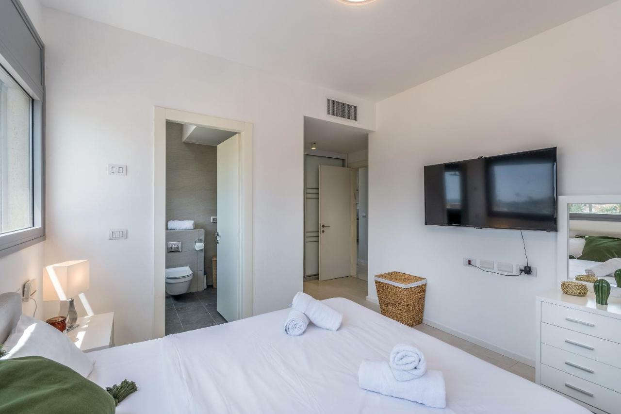 Beautiful Sunny 3 Bedrooms In Font Of The Beach Тель-Авив Экстерьер фото