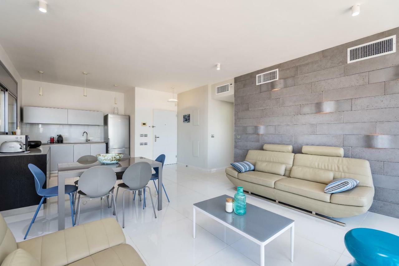 Beautiful Sunny 3 Bedrooms In Font Of The Beach Тель-Авив Экстерьер фото