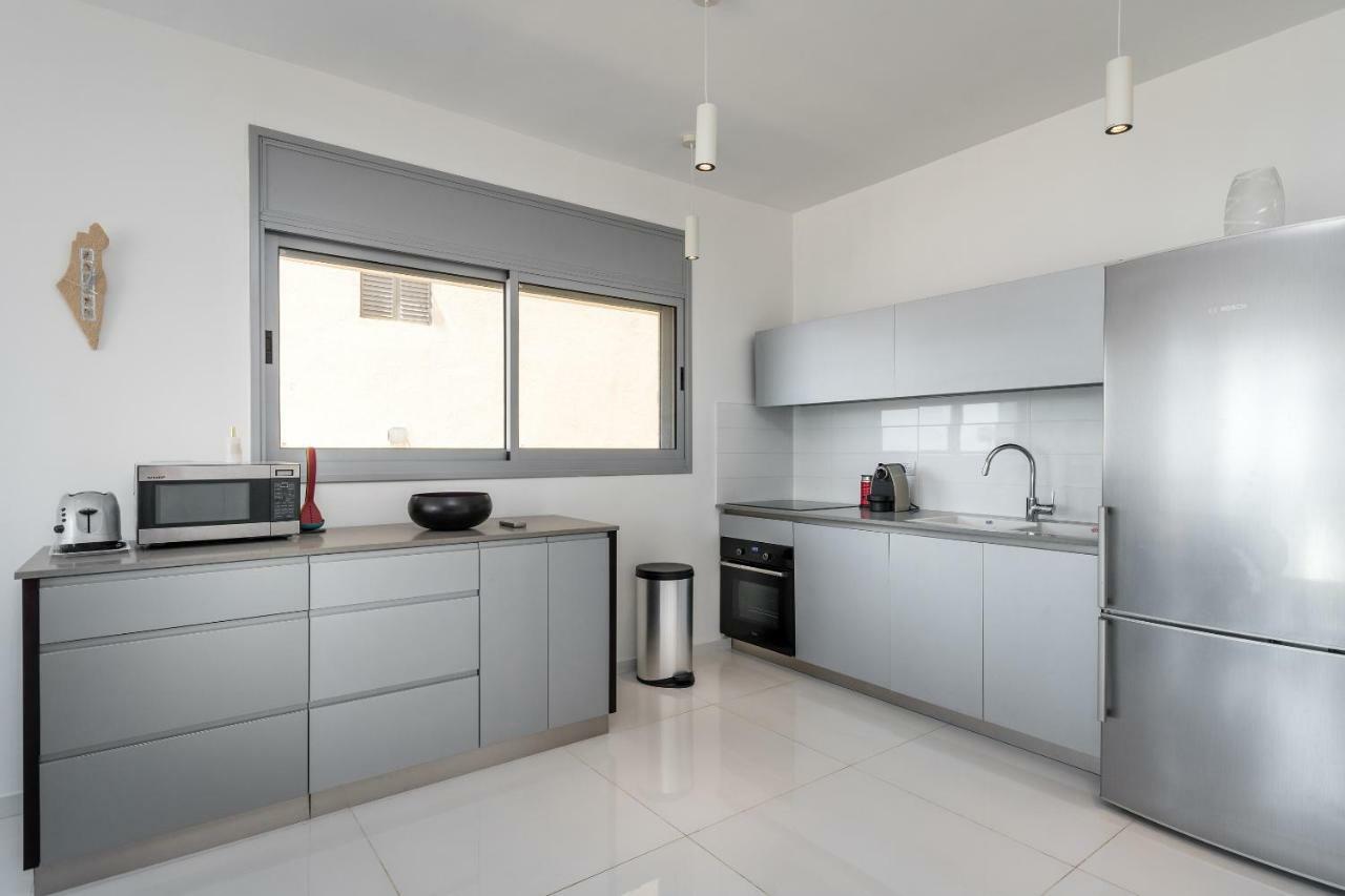 Beautiful Sunny 3 Bedrooms In Font Of The Beach Тель-Авив Экстерьер фото