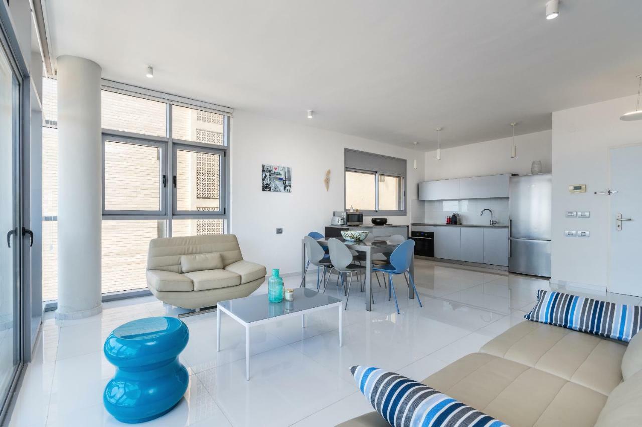 Beautiful Sunny 3 Bedrooms In Font Of The Beach Тель-Авив Экстерьер фото