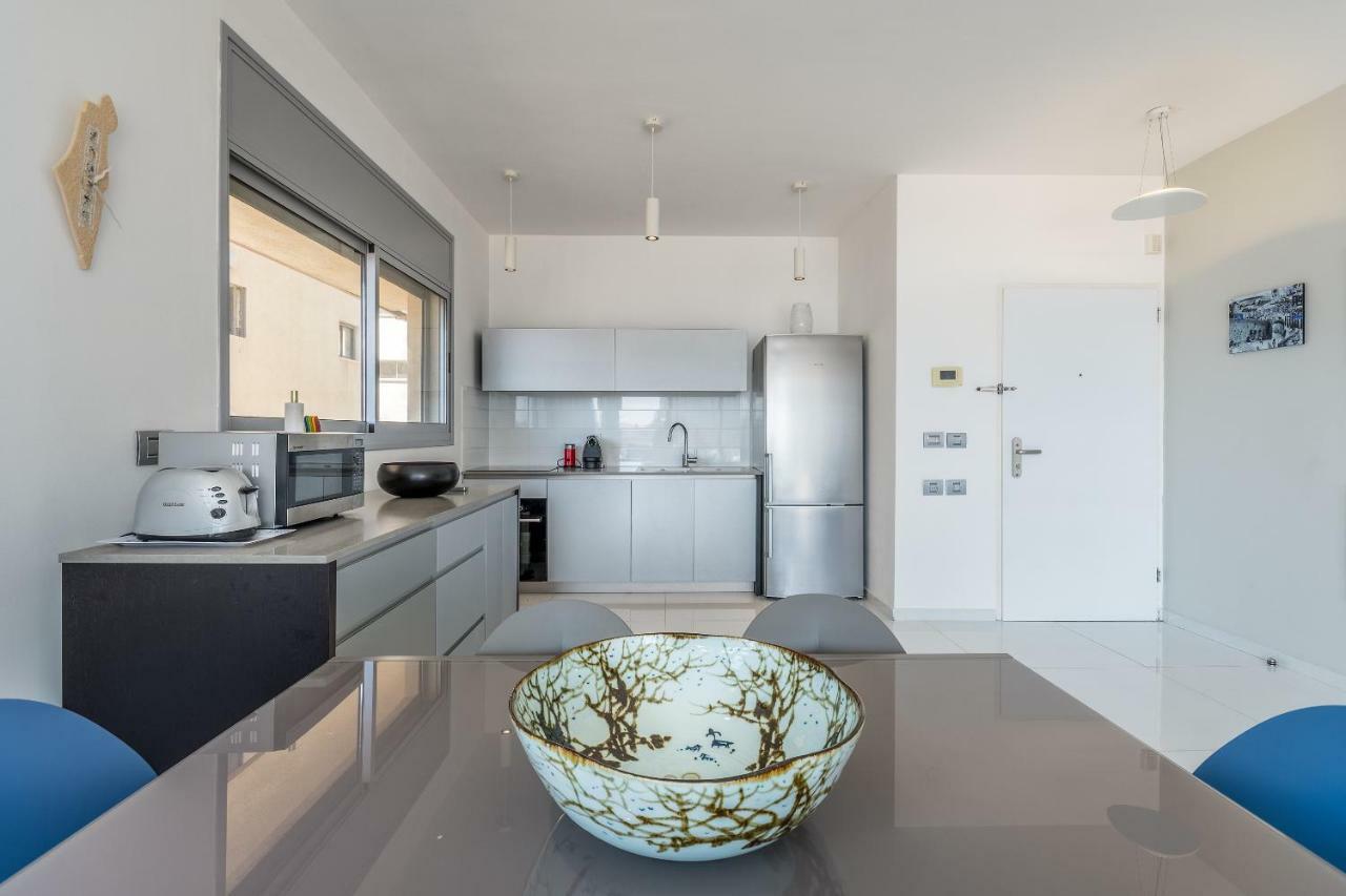 Beautiful Sunny 3 Bedrooms In Font Of The Beach Тель-Авив Экстерьер фото